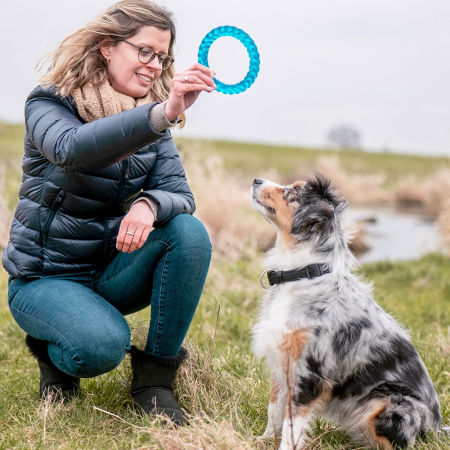 Zabawka z gumy termoplastycznej dla psa Nobby TPR Ring Ø14,5cm-niebieski, pływający ring - Nobby zdjęcie 2